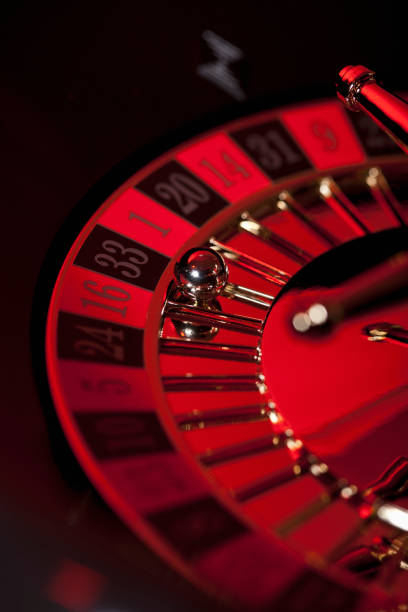 Mobile phone displaying jitutoto Quick Bet live-dealer interface with real-time chat and game action
